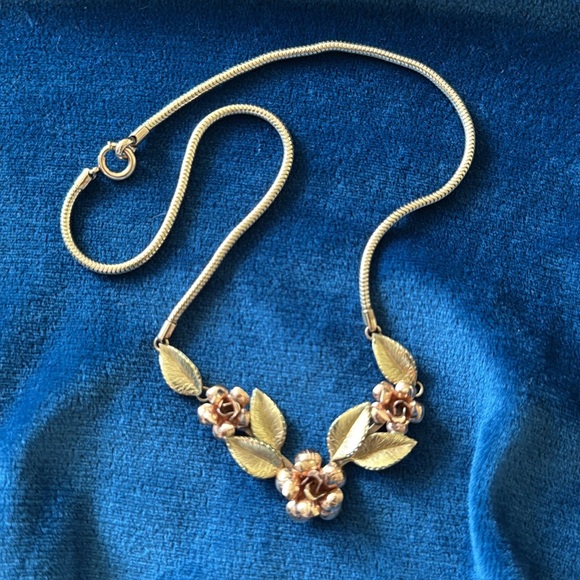 Krementz Necklace Tri Gold Rose Leaf - Picture 13 of 15